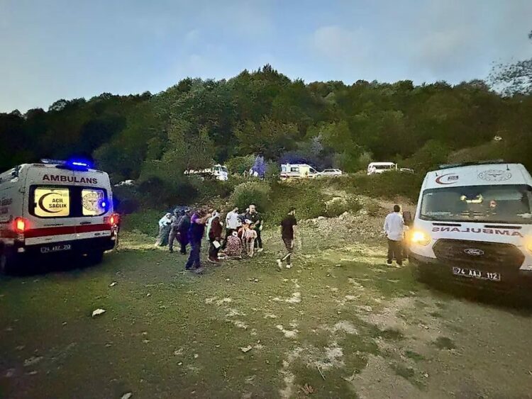 Bartın'da patpat devrildi: 1'i ağır 8 yaralı