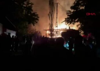 Şavşat’ta 95 yıllık ahşap camide yangın