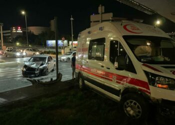 Kayseri'de ambulans ile otomobil çarpıştı; 6 yaralı