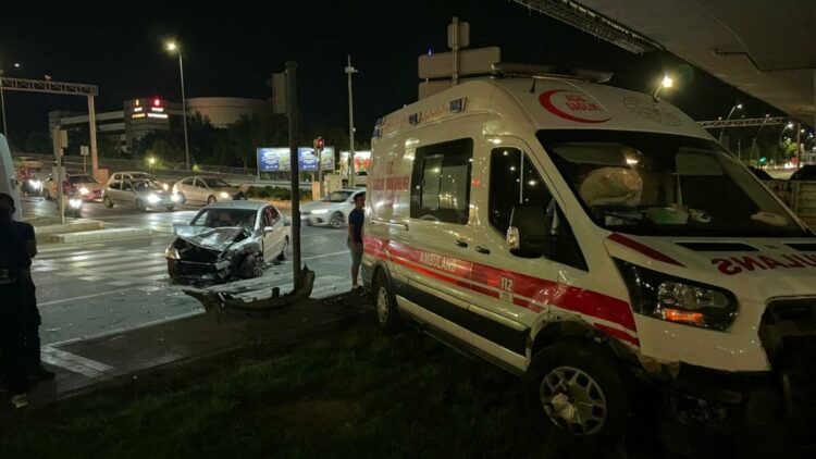 Kayseri'de ambulans ile otomobil çarpıştı; 6 yaralı