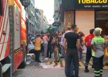 Bakırköy'de otel yangını; ekipler müdahale ediyor - 1