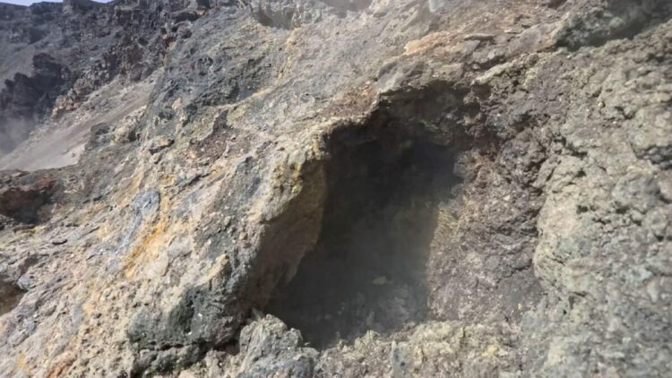 Tendürek Dağı'nın kraterine indiler: Adeta cehennem çukuru gibi