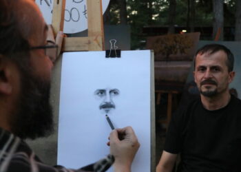 Çocukken izlediği ressam Bob Ross'dan etkilendi, canlı model portre sanatçısı oldu