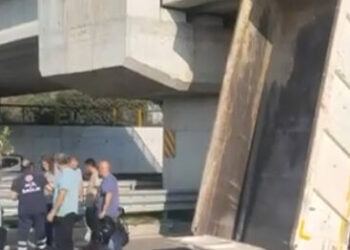 Kamyonun açılan damperi, köprüye takıldı