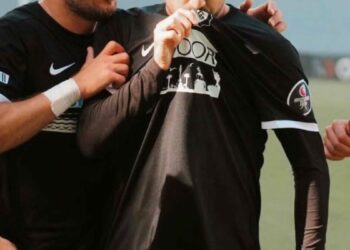 Altay evinde Denizli ile oynuyor