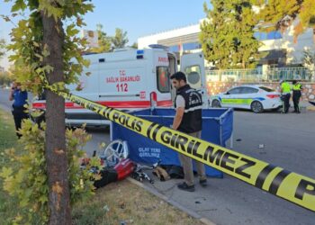 Ağaca çarpan motosikletin sürücüsü öldü; kaza kamerada