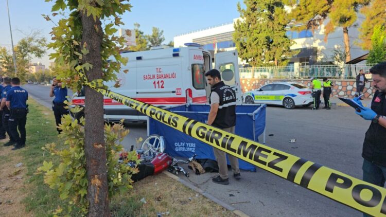 Ağaca çarpan motosikletin sürücüsü öldü; kaza kamerada