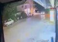 Otomobille çarpışan motosikletteki 2 kişi öldü; kaza kamerada