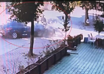 Caddede otomobiller çarpıştı; 3 yaralı