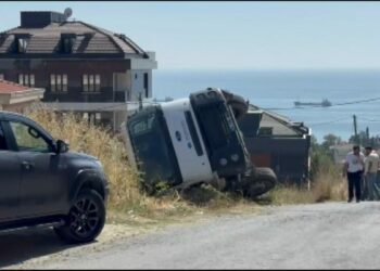 Beylikdüzü'nde beton mikseri şarampole devrildi