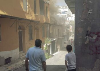Beyoğlu'nda 2 katlı iş yerinde yangın