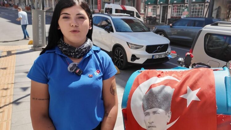 Motokurye Tuğba'nın belediye personelinden istediği bayrak, 1 gün sonra verildi