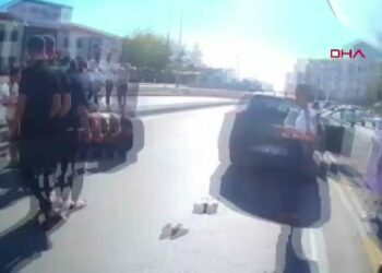Otomobilin çarptığı polis memuru ve eşi yaralandı