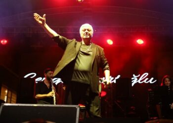 Yenişehir'de sahne alan Cengiz Kurtoğlu'na yoğun ilgi