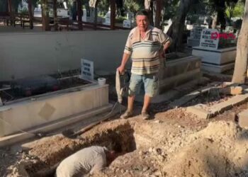 Mezarcılık yapan babasına yardım edip üniversite harçlığını çıkarıyor
