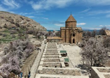 Tarihi Akdamar Kilisesi'nde 14'üncü ayin başladı
