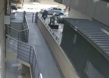 Avcılar’da kadın kıyafetleriyle girdikleri daireden 500 bin lira değerinde altın ve döviz çaldılar