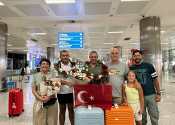 Milli yüzücü Tuna Tunca'ya coşkulu karşılaşama