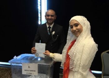 Gelin ve damat, MHP'nin kongresine katıldı