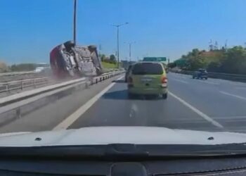 Eyüpsultan'da otomobil bariyere çarparak devrildi; kaza kamerada