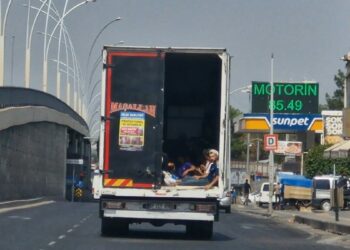 Diyarbakır'da nakliye aracının kasasında tehlikeli yolculuk