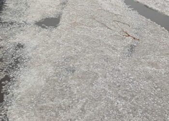 Çıldır kara yolu dolu nedeniyle beyaza büründü