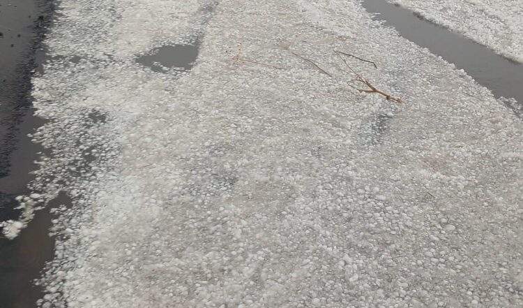Çıldır kara yolu dolu nedeniyle beyaza büründü