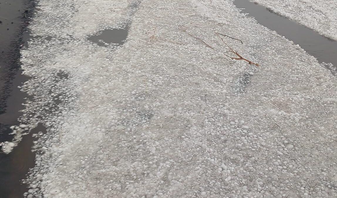 Çıldır kara yolu dolu nedeniyle beyaza büründü