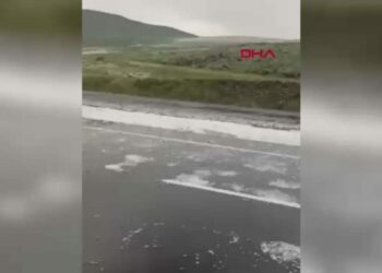 Çıldır karayolu beyaza büründü
