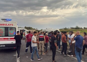 Şanlıurfa’da tarım işçilerini taşıyan minibüs kanala devrildi; 19 yaralı