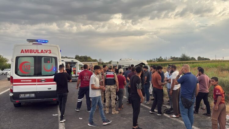 Şanlıurfa’da tarım işçilerini taşıyan minibüs kanala devrildi; 19 yaralı