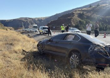 Sivas'ta otomobil şarampole devrildi: 5 yaralı