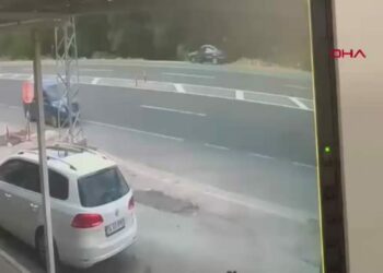 Yolun karşısına geçerken otomobilin altında kalarak öldü; o anlar kamerada