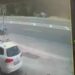 Yolun karşısına geçerken otomobilin altında kalarak öldü; o anlar kamerada