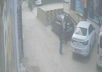 Darp edilen kadını kurtarmak isterken bıçaklandı; o anlar kamerada