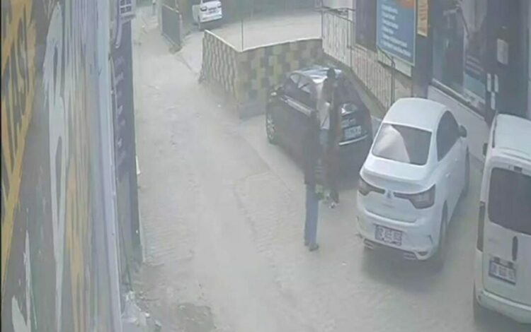 Darp edilen kadını kurtarmak isterken bıçaklandı; o anlar kamerada