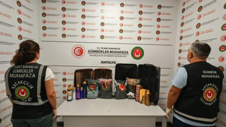 Antalya Havalimanı’nda 18 kilo 921 gram likit metamfetamin ele geçirildi
