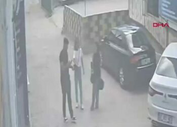 Darbedilen kadını kurtarmak isterken bıçaklandı; o anlar kamerada