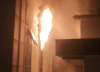 Beykoz’da 7 katlı plazada çıkan yangın söndürüldü