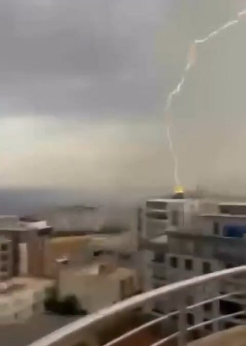 Şırnak’ta 8 katlı binaya yıldırım isabet etti; o anlar kamerada