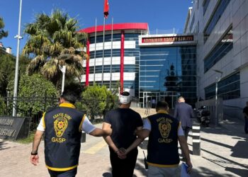 Sevgilisini darbederken araya giren kişiyi bıçaklayan şüpheli yakalandı