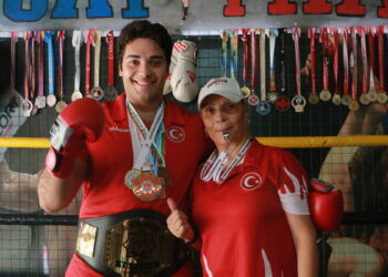 Kick boks antrenörü anne, oğlunu Avrupa'ya hazırlıyor