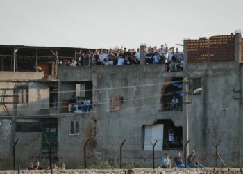 Bigasporlu taraftarlardan çatıdan destek