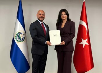 El Salvador, 23 yaşındaki Deveci’yi fahri konsolos olarak atadı