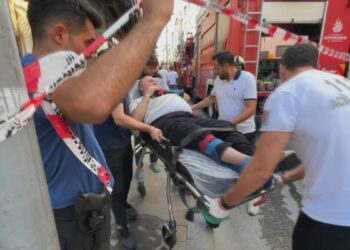 Şişli'de iş yerinde çıkan yangında 1'inci kattan atlayan kişi yaralandı