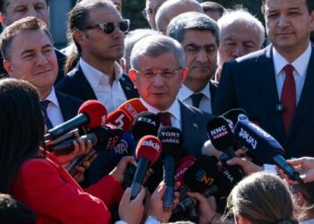 Ahmet Davutoğlu, 'Cumhurbaşkanına hakaret' suçlamasıyla ifade verdi