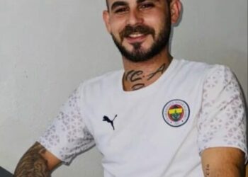 Adana’da hafif ticari araçla çarpışan motosikletin sürücüsü öldü