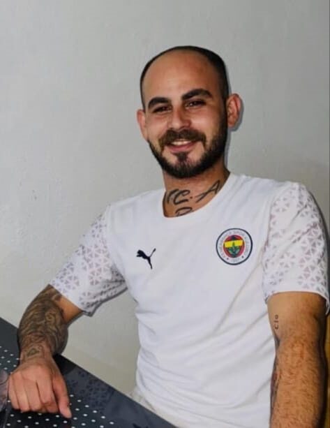 Adana’da hafif ticari araçla çarpışan motosikletin sürücüsü öldü