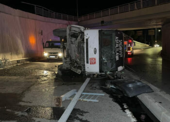 Avcılar’da asfalt kamyonu virajı alamayarak alt geçit yoluna düştü: 1 yaralı