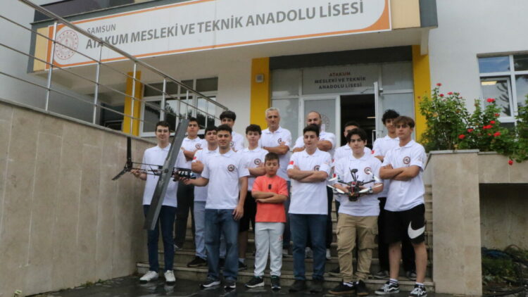 Samsun’da öğrenciler, liseler seviyesinde tek olan insansız hava aracı tasarladı